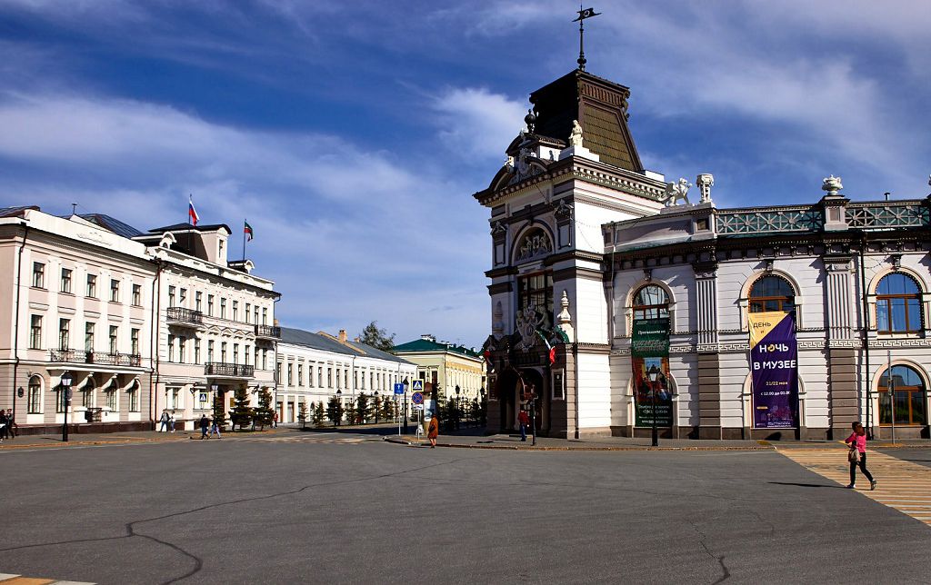 Казань площадь. Площадь Александровская Казани. Площадь 1 мая Казань. Музей в Казани возле Кремля. Гостиный двор Елабуга.