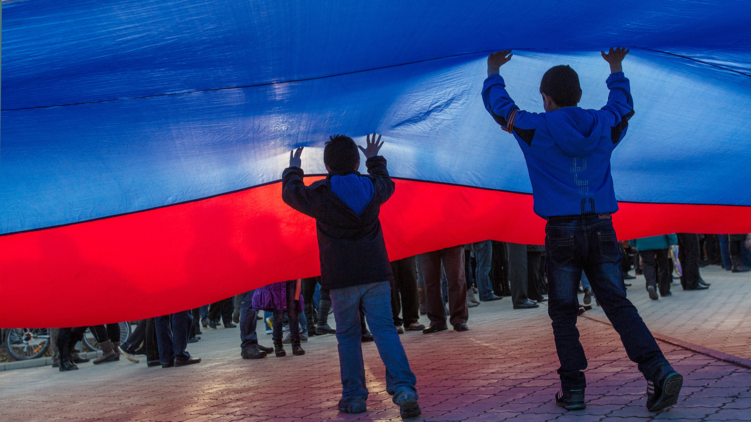 Спущенный флаг россии. Спуск государственного флага Российской Федерации. Патриотизм россиян. Поднятие флага России. Люди с флагами России.